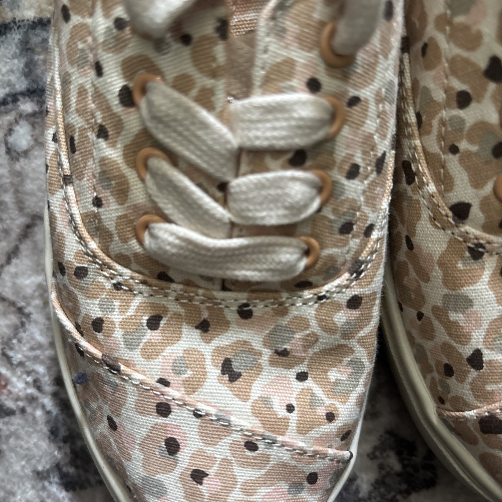 Youth Girls size 2 Toms shoes lace up - Picture 2 of 4